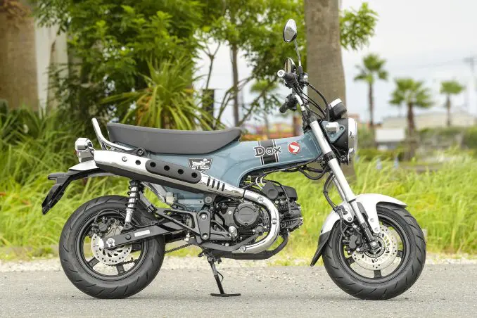 はじめてのバイクにおすすめ! 通勤・通学、二人乗りもOKの遊べる125cc『ダックス125』は初心者の人も安心です!【原付二種で楽しむホンダのバイク! /Honda Dax125 前編】