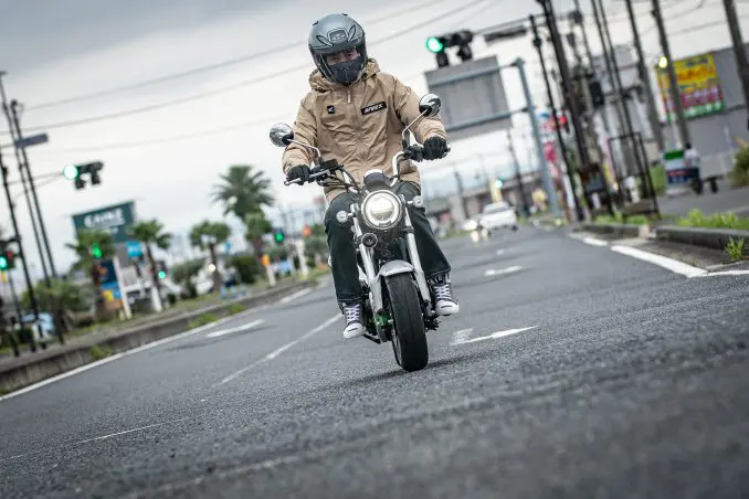 はじめてのバイクにおすすめ! 通勤・通学、二人乗りもOKの遊べる125cc『ダックス125』は初心者の人も安心です!【原付二種で楽しむホンダのバイク! /Honda Dax125 前編】