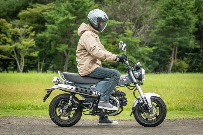はじめてのバイクにおすすめ! 通勤・通学、二人乗りもOKの遊べる125cc『ダックス125』は初心者の人も安心です!【原付二種で楽しむホンダのバイク! /Honda Dax125 前編】