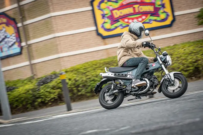 はじめてのバイクにおすすめ! 通勤・通学、二人乗りもOKの遊べる125cc『ダックス125』は初心者の人も安心です!【原付二種で楽しむホンダのバイク! /Honda Dax125 前編】