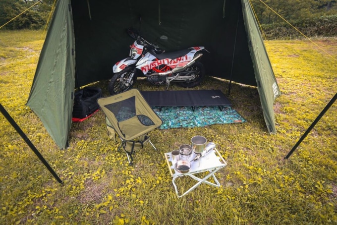 バイクも収納できるNEUN PUP TENT KTM690エンデューロRとコットを敷いている画像