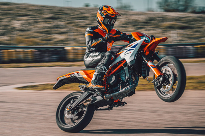KTM 390SMC R ついに普通二輪免許で乗れる超本格派モタードが登場