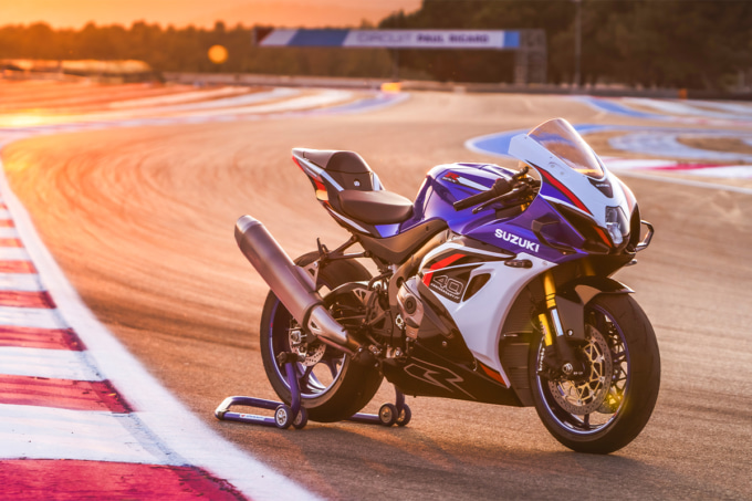 GSX-R1000/Rシリーズ40周年 2026年に国内モデル復活! サーキットコース上に置かれたGSX-R1000R