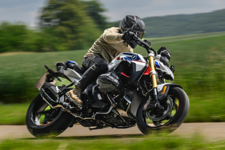 【BMW】R1300R試乗インプレッション｜新型ボクサーロードスターが放つ快走性能