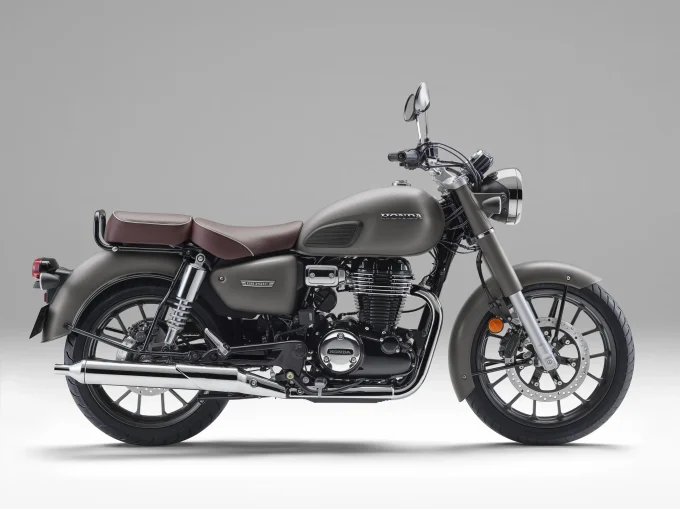 【嘘だろ】2025モデル『GB350 C』が突き抜けカラーに!? これまで以上に「新車で買えるバイク」だと思えなくなって新登場です!【Honda2025新車ニュース】