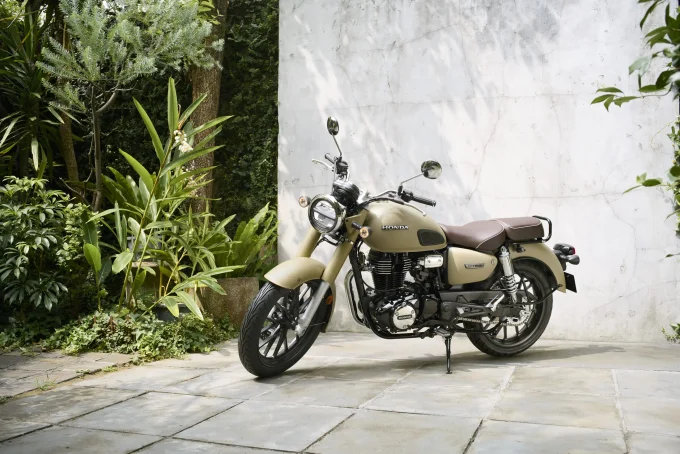 【嘘だろ】2025モデル『GB350 C』が突き抜けカラーに!? これまで以上に「新車で買えるバイク」だと思えなくなって新登場です!【Honda2025新車ニュース】