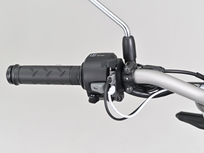 デイトナ バイク専用電源 スレンダーUSB Type-C+Type-C(PD3.0/PD3.0) ハンドル設置図