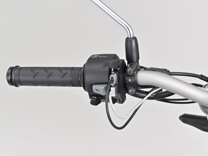 デイトナ バイク専用電源 スレンダーUSB Type-A+Type-A(QC3.0/QC3.0) ハンドル設置図