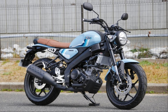 「ヤマハXSR125」右側からの全体写真。ネオクラシックな外観とコンパクトな車体バランスが特徴の125ccバイク