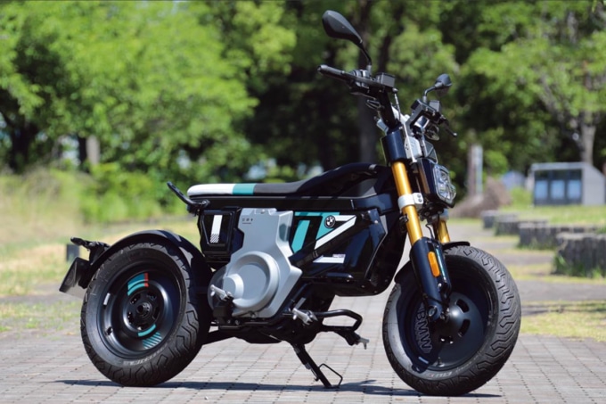 BMW CE 02を左側から撮影した全体画像。斬新なデザインのEVバイクで街中でも注目を集めるフォルムが特徴的