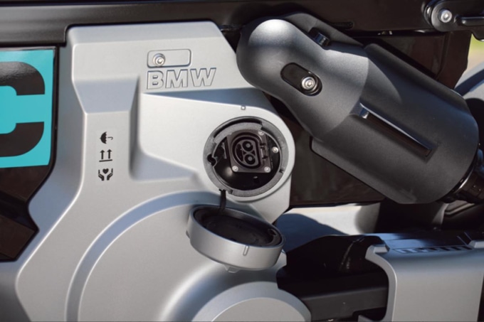 BMW CE 02の車体左側に設けられた充電ポート周辺。100V充電に対応した仕様が視覚的にわかる構成
