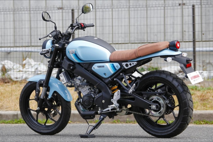 YAMAHA XSR125を左斜め後方から撮影。ブラウンのシートとクラシカルなLEDテールランプが印象的なデザイン