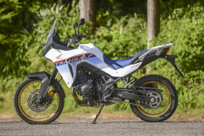 ホンダXL750 TRANSALPの右側面。アドベンチャーバイクらしいスリムなシルエットと機能美が映える。