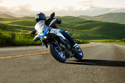 名機Vツインの進化形──スズキ新型『SV-7GX』登場！SV650の後継としてクロスオーバー化