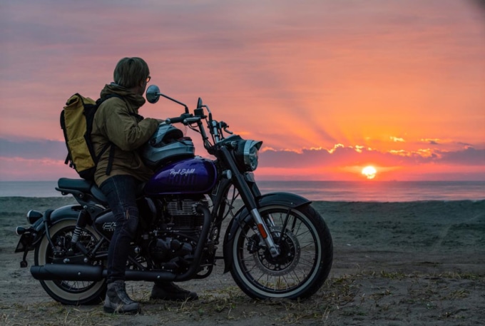 日の出を前に海岸へ佇むGOAN CLASSIC 350
