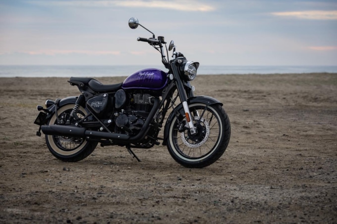 海岸に佇むGOAN CLASSIC 350