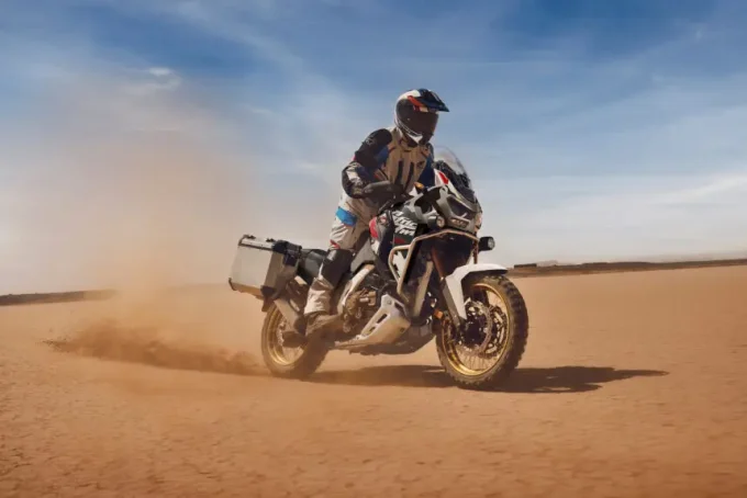 CRF1100L Africa Twin(アフリカツイン)が予想外のニューカラー!?新型モデルからは『MT』と『<S>』が無くなり『DCT』のみに!【Honda2026新車ニュース】