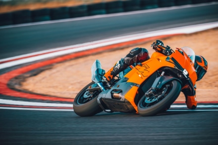 KTMが本気で作ったオンロードスーパースポーツ「990 RC R」登場｜READY TO RACEのDNAを宿す次世代RC