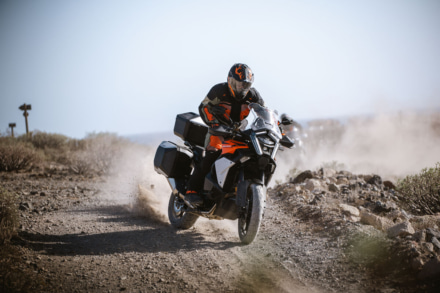 KTMの最先端アドベンチャー「1390 SUPER ADVENTURE S EVO」登場｜173psのLC8エンジンとAMTで新次元ツーリング