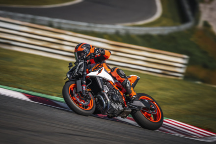 【KTM新車情報】野獣ネイキッドがさらに進化！ 新型「990 DUKE R」登場｜127psの刺激と最先端装備で走りが変わる