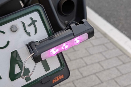 コンパクトで使い勝手のいい停止表示機材“FLEMAG LED停止表示灯”登場！