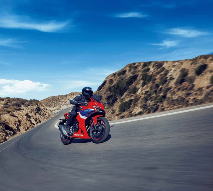 【新型】大人にもおすすめの400ccバイク『CBR400R』がHonda E-Clutchを新搭載!? 足つき性の良さも人気の理由ひとつです!【Honda2026新車ニュース】
