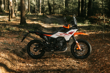 足つきも価格も現実的！　KTM 390 ADVENTURE Xが普通二輪ライダーに刺さる理由
