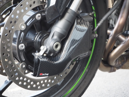 走行風でブレーキを冷やす！　マジカルレーシングからNinja ZX-4R SE/4RR対応キャリパークーリングダクト登場